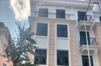 Tôi chính chủ cần bán căn HG02-03 (Vincom Shophouse Royal Park Quảng Trị). Căn xẻ khe, 2 mặt thoáng, hướng nhà: Đông Nam. Diện tích: 87,5m2. Giá cắt lỗ: 5,8 tỷ