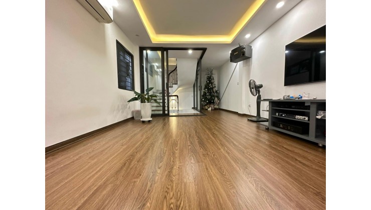 Nhà phố Hoàng Hoa Thám, 33m2 giá 5.6 tỷ full nội thất, 10m ra phố