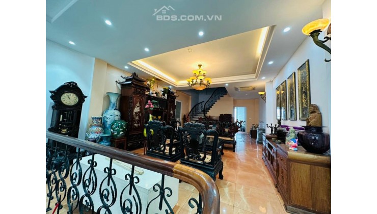 Bán nhà mặt phố Hoàng Cầu, Đống Đa, view hồ, có ô chờ thang máy, 54m, MT 4.8m, 24.5 tỷ