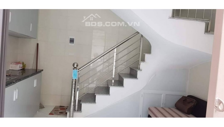 Bán gấp 25m Hoàng Quốc Việt, 5 tầng, phố ô tô, kinh doanh nhỏ tốt. Giá 3,2 tỷ