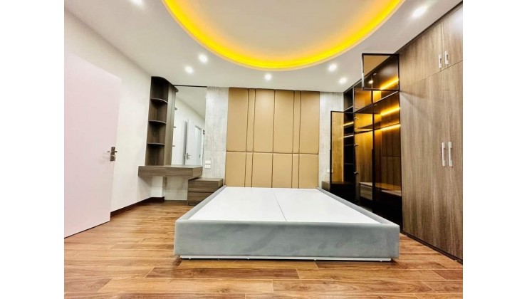 Bán nhà khu vực Đống Đa, Trung Liệt 40m2 giá 7.6 tỷ, lô góc thang máy, full nội thất