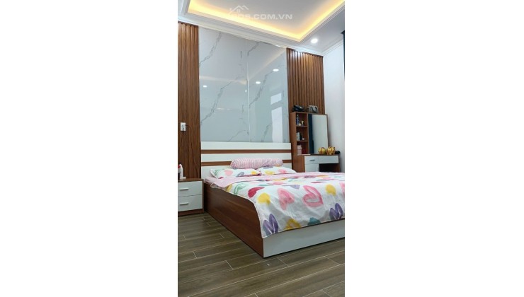 Hạ giá gần 1 tỷ bán gấp nhà 70m2 x 4 tầng tại quận 12 chỉ 5.6 tỷ. Lh:0909585077