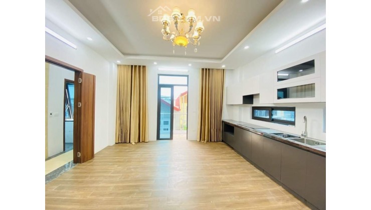 Bán nhà Ngã Tư Sở 40m2 6 tầng thang máy 6.4 tỷ gần phố, chính chủ