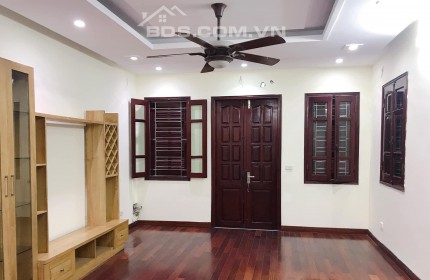 Bán nhà Hào Nam 40m2 x 5 tầng khu dân trí cao, gần ô tô giá bán 4,6 tỷ