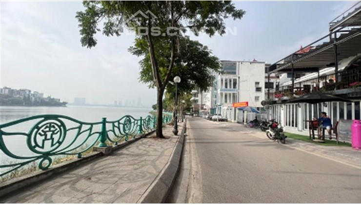 Bán nhà mặt Hồ Tây phố Quảng An, 200 m2 7 Tầng mặt tiền 8m nở hậu