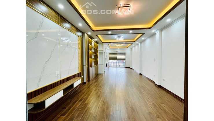 Bán nhà khu vực Hoàng Cầu, gần hồ, 110m2, vỉa hè rộng, 3ôtô, thang máy, 2 thoáng, ở, làm văn phòng