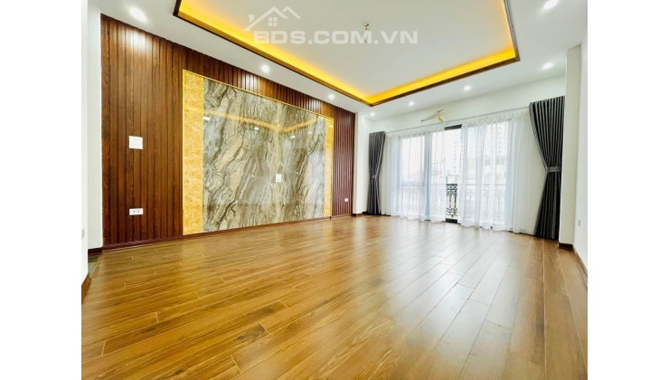 Bán nhà khu vực Hoàng Cầu, gần hồ, 110m2, vỉa hè rộng, 3ôtô, thang máy, 2 thoáng, ở, làm văn phòng