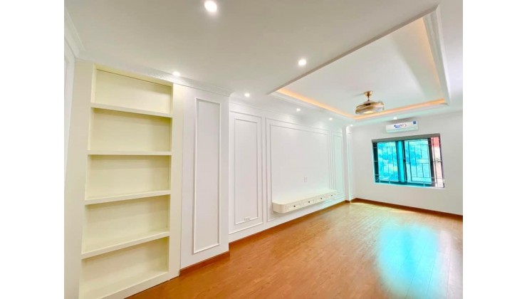 Nhà ở ngay, 6 tầng thang máy 42m2 giá 7.2 tỷ ( có thương lượng) khu vực Tây Hồ