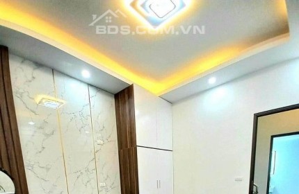 NHÀ ĐẸP SÁT HỒ GẦN Ô TÔ NGÕ THÔNG TẶNG FULL NỘI THẤT TIỆN ÍCH BẠT NGÀN Vị trí: Ngõ thông thoáng, xe ba gác ra vào thoải mái.