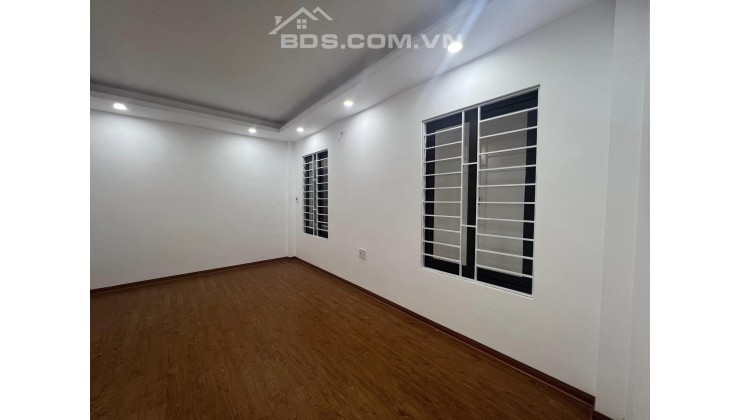 Bán Nhà Gia Thụy , Long Biên 30M x 5T , Sát Ô Tô Tránh , Chủ Cần Bán Gấp . Giá 3.3 Tỷ