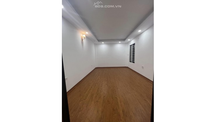 Bán Nhà Gia Thụy , Long Biên 30M x 5T , Sát Ô Tô Tránh , Chủ Cần Bán Gấp . Giá 3.3 Tỷ
