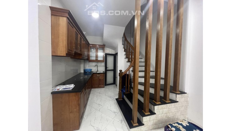 Bán Nhà Gia Thụy , Long Biên 30M x 5T , Sát Ô Tô Tránh , Chủ Cần Bán Gấp . Giá 3.3 Tỷ