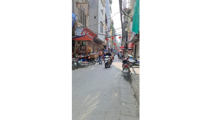 Nhà dân, kinh doanh hộ gia đình ngõ chợ Khâm Thiên, lối vào thông các ngả