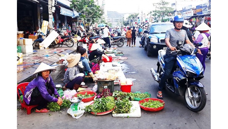 BÁN GẤP 405M2 NGAY THỊ XÃ, ĐỐI DIỆN CHỢ, MT KINH DOANH ĐA NGÀNH GIÁ 195TR