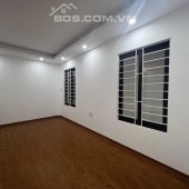 Bán Nhà Gia Thụy , Long Biên 30M x 5T , Sát Ô Tô Tránh , Chủ Cần Bán Gấp . Giá 3.3 Tỷ