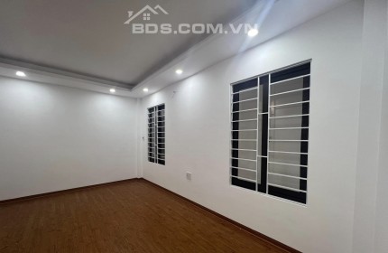 Bán Nhà Gia Thụy , Long Biên 30M x 5T , Sát Ô Tô Tránh , Chủ Cần Bán Gấp . Giá 3.3 Tỷ