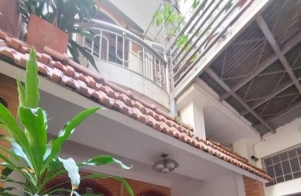 Nhà dân xây, dt rộng, có sân để xe, 30m ra hồ; ở ngay