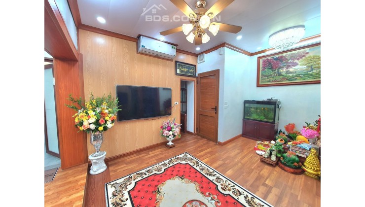 Bán căn hộ tập thể phố Yên Ninh, Ba Đình 120m, 3PN, 2WC, ở luôn, giá 2.8 tỷ. LH: 0366051369