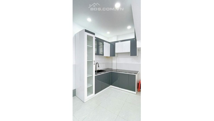 Nhà 4x10, giá chỉ 2,2 tỷ, hẻm xe hơi, gần chợ, trường học, giá rẻ như rau.