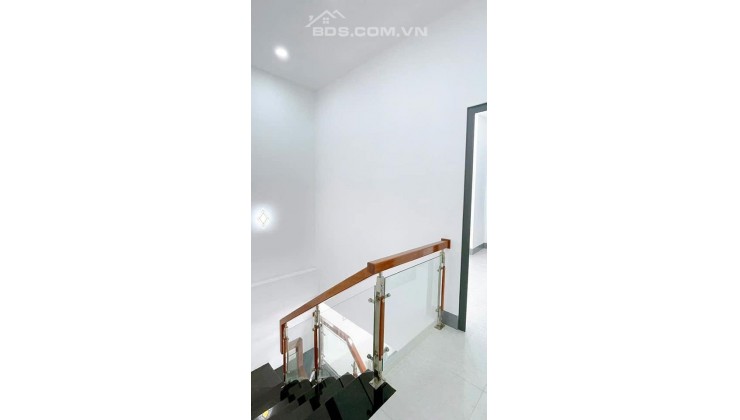 Nhà 4x10, giá chỉ 2,2 tỷ, hẻm xe hơi, gần chợ, trường học, giá rẻ như rau.
