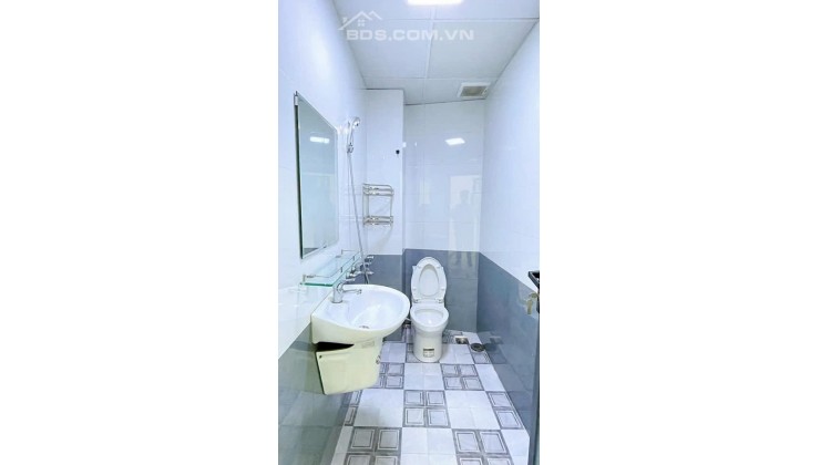 Nhà 4x10, giá chỉ 2,2 tỷ, hẻm xe hơi, gần chợ, trường học, giá rẻ như rau.