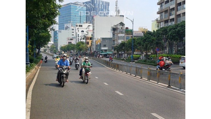 Bán nhà mặt tiền Bến Vân Đồn Quận 4 gần cầu Khánh Hội .Vị trí vô cùng tiềm năng giá trị có thể nhân 2 nếu xây mới