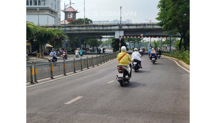 Bán nhà mặt tiền Bến Vân Đồn Quận 4 gần cầu Khánh Hội .Vị trí vô cùng tiềm năng giá trị có thể nhân 2 nếu xây mới