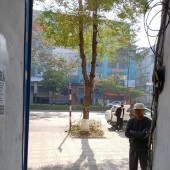 Chính Chủ cần bán đâtt có 3 tầng cũ Trung Tâm quận Long Biên dt 33 m2, mt 4.5m , vuông vắn trước sau, 3 mặt thoang , sau đúng một nhà ra mặt phố-3tyr