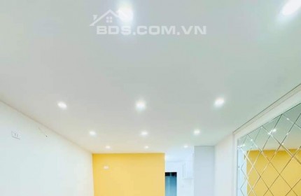 GIA ĐÌNH CẦN BÁN CĂN NHÀ TẬP THỂ TẦNG 1 DT:30M2 GỒM 1 PHÒNG NGỦ ,1 WC, 1 PHÒNG BẾP, 1 PHÒNG KHÁCH RỘNG - CHỈ 10M RA MẶT PHỐ ÔTÔ ĐẬU CỬA SÁT HỒ LINH