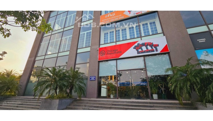 Cho thuê shophouse 3 tầng, tổng 301m2 sàn sử dụng. Vị trí đối diện Lotte Mall Hà Nội. Giá 45 triệu