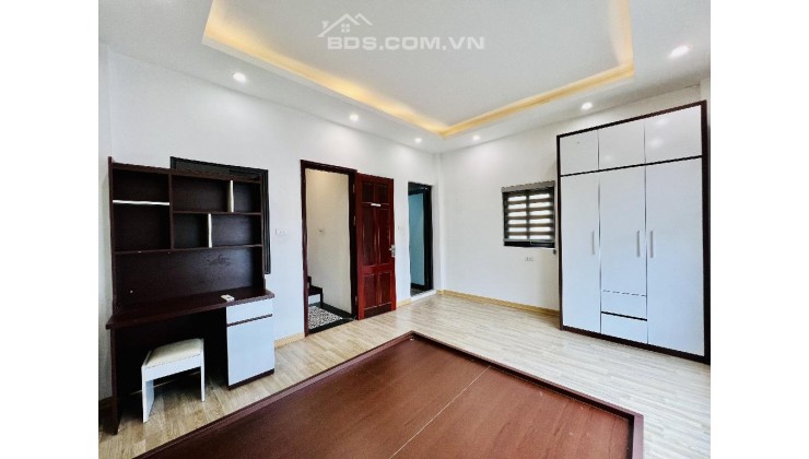 Ô tô vào nhà, cạnh Vinhomes Riverside, ngay chợ Phúc Lợi, nhà có lộc, chủ mua nhà to hơn