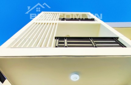 NHÀ KIÊN CỐ TỔNG DT SỬ DỤNG 80m2 - 3PN - PK - BẾP-FULL NỘI THẤT.
CHỈ 1.69 TỶ - TL.