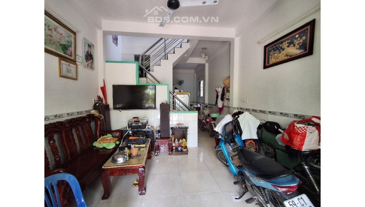 CHUYÊN MÔI GIỚI QUẬN 8, MÔI GIỚI QUẬN 7, MÔI GIỚI QUẬN 4, MÔI GIỚI NHÀ BÈ
Hẻm xe hơi Phước Kiển sổ riêng 40m2 không quy hoạch chỉ 2.250 tỷ