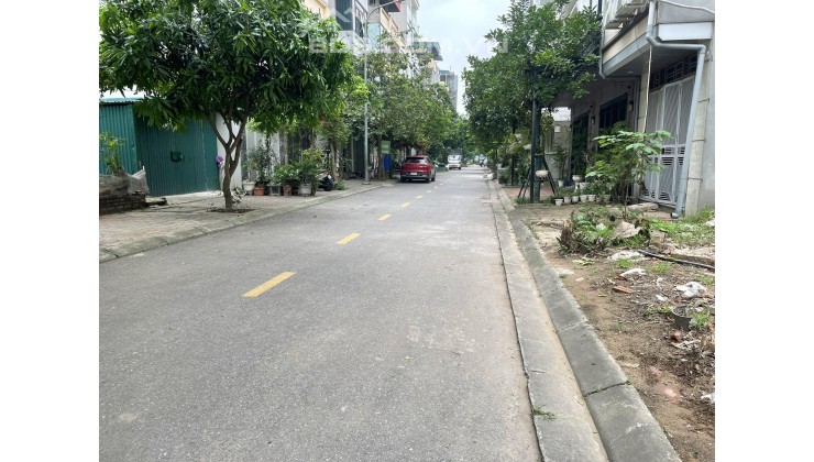 Đất Phân Lô Thạch Bàn , Long Biên . 56M x MT 4M , Vỉa Hè , Ô Tô Tránh . Giá 150TR/M.