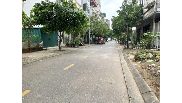 Đất Phân Lô Thạch Bàn , Long Biên . 56M x MT 4M , Vỉa Hè , Ô Tô Tránh . Giá 150TR/M.