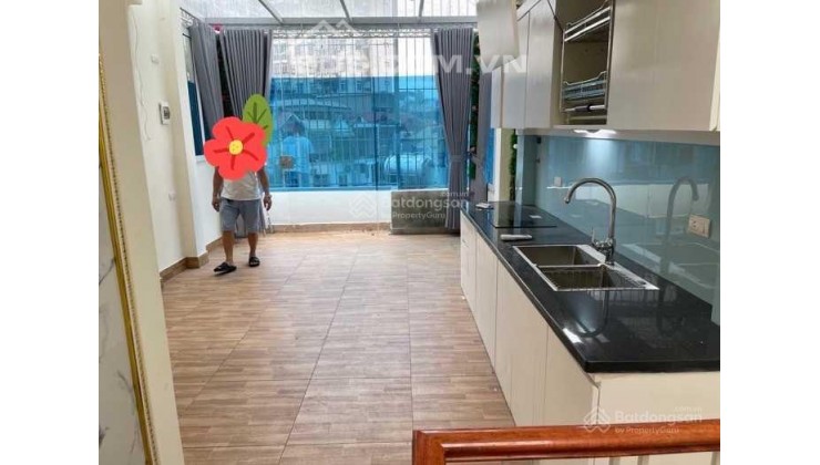 Nhà đẹp ở ngay 35m2 x 5 tầng thang máy chạy vèo vèo khu Hoàng Hoa Thám