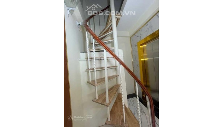 Nhà đẹp ở ngay 35m2 x 5 tầng thang máy chạy vèo vèo khu Hoàng Hoa Thám