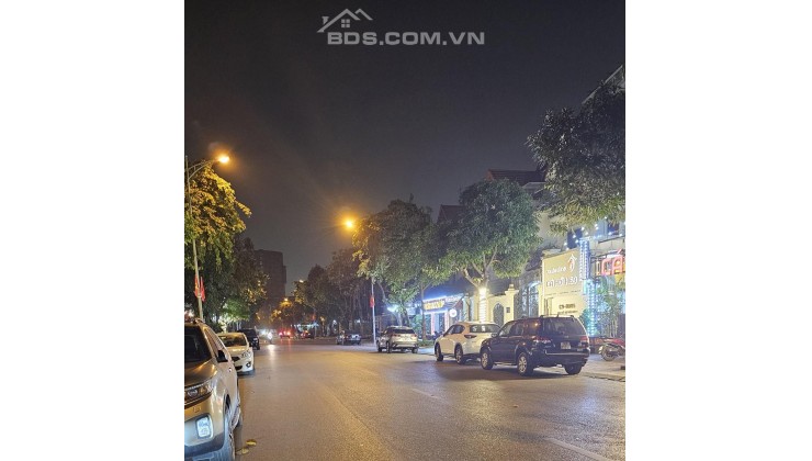 Bán nhà mặt phố Việt Hưng, 200m2, 10m mặt tiền, 4t, giá 32 tỷ.