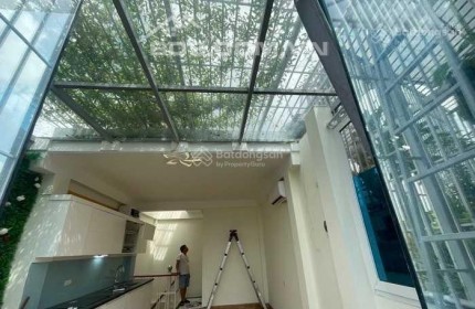 Nhà đẹp ở ngay 35m2 x 5 tầng thang máy chạy vèo vèo khu Hoàng Hoa Thám