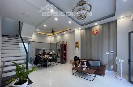 BÁN NHÀ ĐẸP, MỚI XÂY FULL NỘI THẤT, đường Đào Tông Nguyên, Huyện Nhà Bè. 
DTSD 120M2
Gía 5,2 tỷ TL