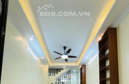 BÁN NHÀ: Khúc Thừa Dụ 
Diện tích: 45m2 / 5 tầng / GIÁ 8.55 tỷ