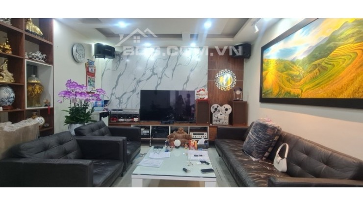 Tin mới - View hồ, nhà đẹp Ngọc Lâm giá hợp lý, DT56m, MT4.5m, Lô góc, ở sướng.