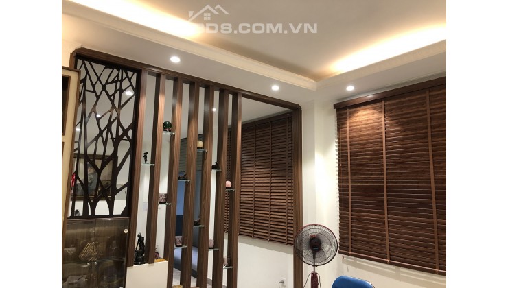 Nhà hiếm phố Đội Cấn, vài bước ra ô tô tránh, nhà đẹp hiện đại, thang máy, 45mx7T, nhỉnh 8 tỷ