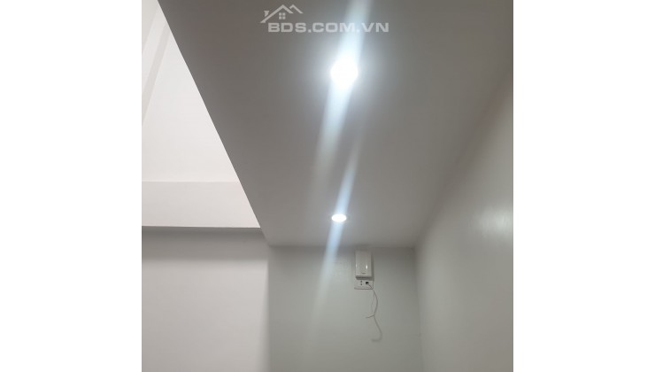 Ngõ nhỏ nhà nhỏ giá : 2 tỷ 220 khẩu Hà Nội. Liên hệ: ( 0963-834-581 )