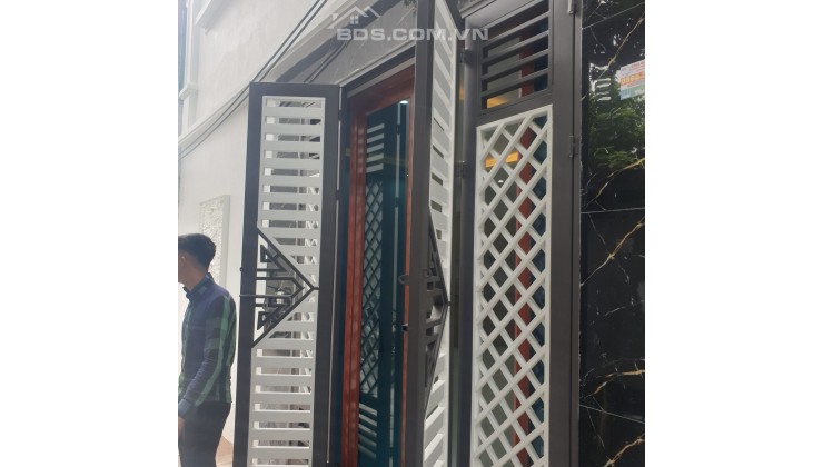 Ngõ nhỏ nhà nhỏ giá : 2 tỷ 220 khẩu Hà Nội. Liên hệ: ( 0963-834-581 )