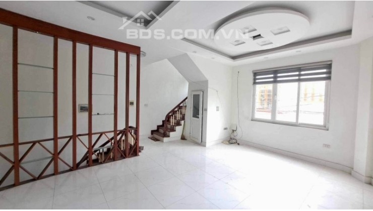 Cần tiền giảm giá bán nhanh nhà phố Nguyễn Văn Cừ, 42m2, 5 tầng, Gara, kinh doannh.