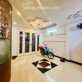 Cần bán nhà nằm trên tuyến phố sầm uất và đắt giá nhất Hà Nội.