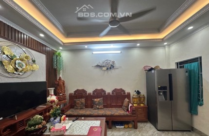 Bán Nhà Phố NGọc Lâm , Ngõ Thông Nguyễn Văn Cừ ,DT 40m2, 4 Tầng , Giá 4.6 tỷ