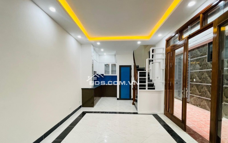 Cho thuê nhà mặt phố Giải Phóng ngã 3 đèn đỏ, 50m.x 4 tầng mt 4,5m 25tr vỉa hè 3,5m