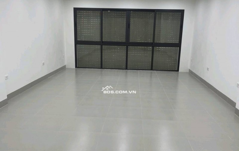 Cho thuê nhà mặt phố Giải Phóng ngã 3 đèn đỏ, 50m.x 4 tầng mt 4,5m 25tr vỉa hè 3,5m